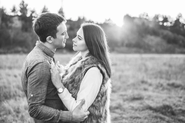 Couple Heureux Amoureux Détendre Dans Domaine — Photo