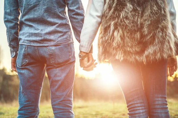 Pareja Enamorada Cogida Mano Campo — Foto de Stock