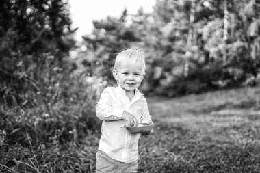 Tatlı küçük bebek çocuk holding kase eğlenceli açık görürken gıda ile