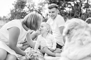 küçük anne ve piknik açık üstünde köpek tadını çıkarırken ekşitmeden oğlu