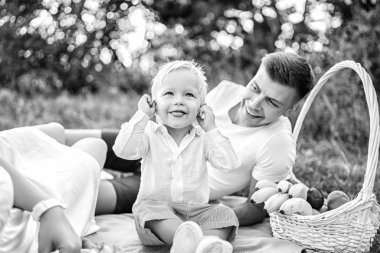 küçük piknik açık üzerinde Genç Anne ile tadını çıkarırken ekşitmeden oğlu