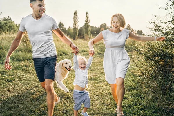 Glada Unga Föräldrar Håller Händer Lille Son Kul Med Hunden — Stockfoto