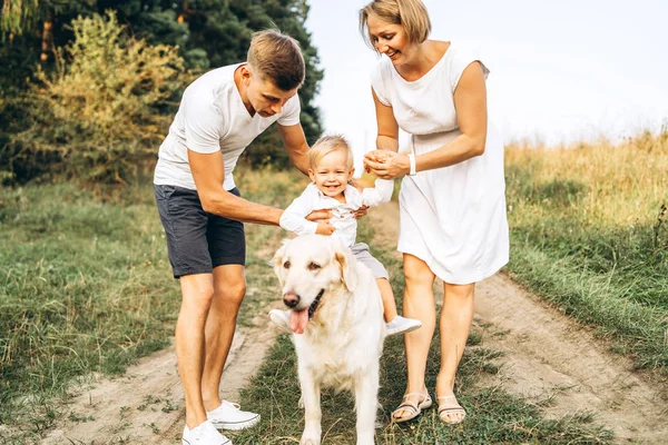 Chlapec Rodiči Rukou Jezdecké Pes Zároveň Baví Venkovní — Stock fotografie