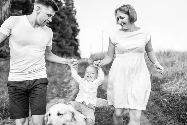 Ragazzo Tenendo Genitori Mano Cavalcando Cane Mentre Diverte All Aperto — Foto Stock