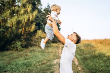 Küçük oğlu onun kollarında holding ve having fun açık baba