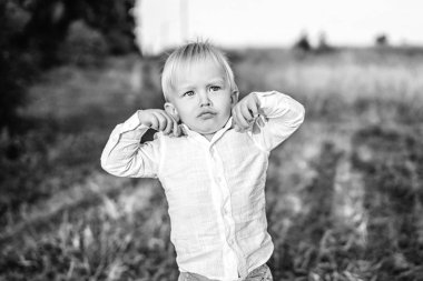 Beyaz gömlek açık eğlenirken ekşitmeden içinde şirin küçük oğlu