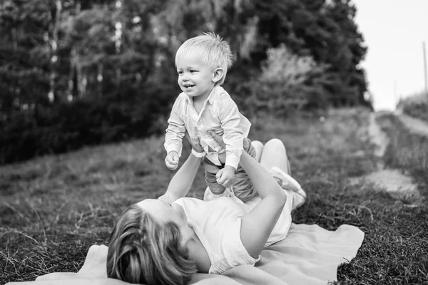 Mladá Matka Malým Synem Baví Když Ležel Přehoz Louce — Stock fotografie