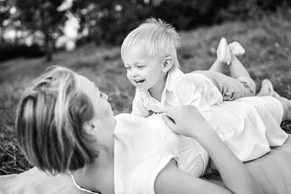 Giovane Madre Con Piccolo Figlio Divertirsi Mentre Sdraiato Coverlet Prato — Foto Stock