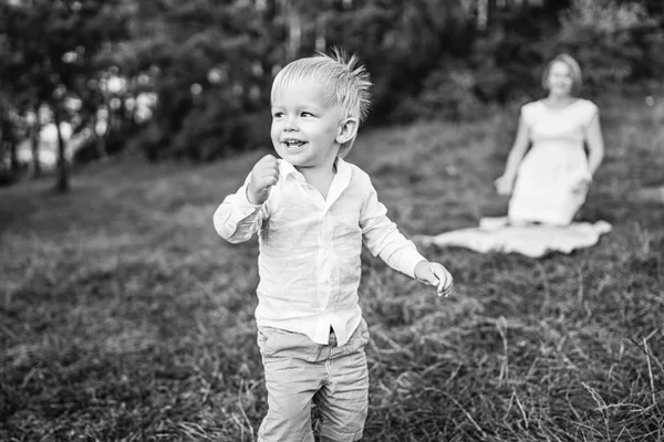 Mãe Com Pequeno Filho Divertindo Livre — Fotografia de Stock