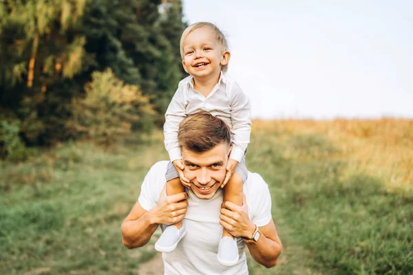 Father Giving Son Piggyback Ride Outdoor — Stock Photo, Image