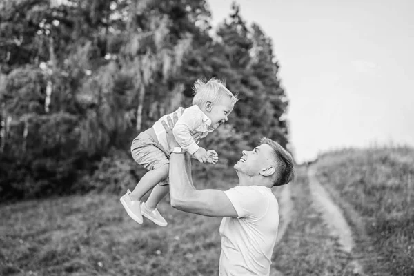 Padre Sosteniendo Pequeño Hijo Sus Brazos Divertirse Aire Libre —  Fotos de Stock