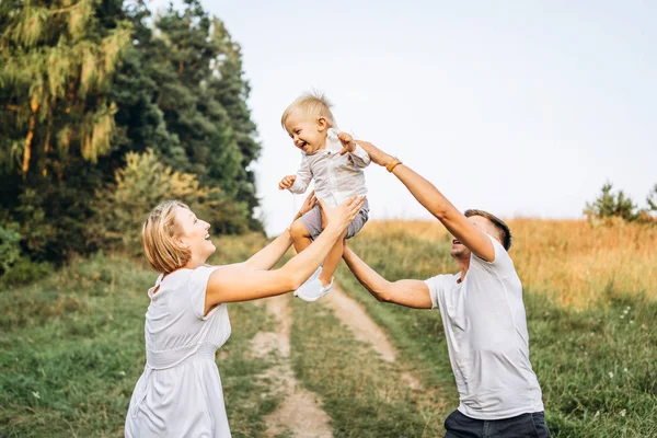 Famiglia Felice Con Piccolo Figlio Godendo Sul Prato — Foto Stock