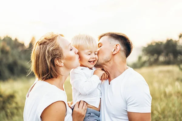 Jovens Pais Beijando Bochechas Pequeno Filho Livre — Fotografia de Stock