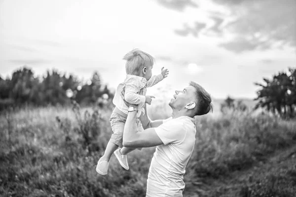 Otec Drží Malého Syna Náručí Venkovní — Stock fotografie