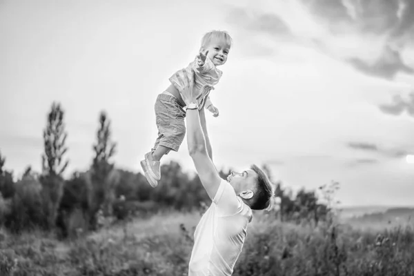 Pai Segurando Pequeno Filho Seus Braços Livre — Fotografia de Stock