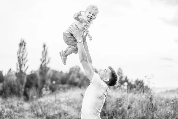 Père Tenant Petit Fils Dans Ses Bras Plein Air — Photo