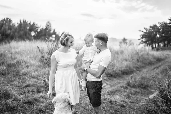 Heureuse Jeune Famille Avec Chien Amusez Vous Plein Air — Photo