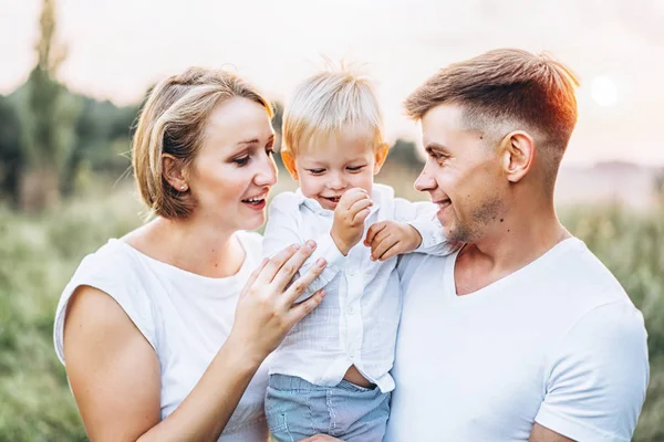 Jeunes Parents Avec Petit Fils Amuser Prairie — Photo