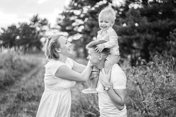 Jeune Jolie Famille Avec Petit Fils Amuser Plein Air — Photo