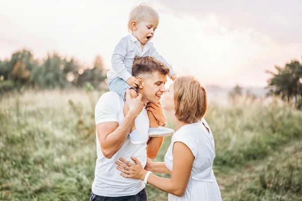 Jovem Família Bonita Com Pequeno Filho Divertindo Livre — Fotografia de Stock