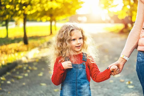 Dotter Håller Mor Hand Och Promenader Höst Park — Stockfoto