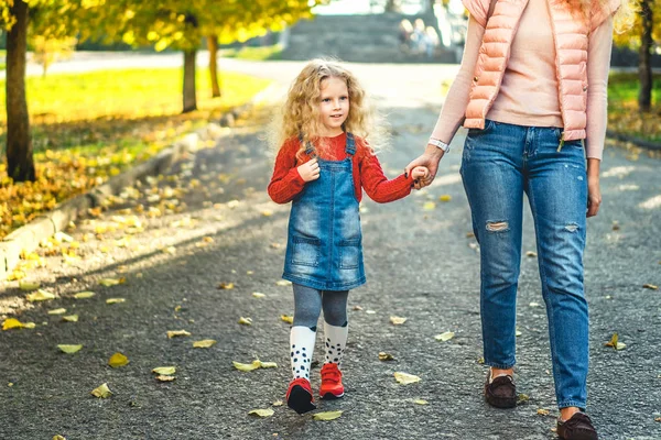 Dotter Håller Mor Hand Och Promenader Höst Park — Stockfoto