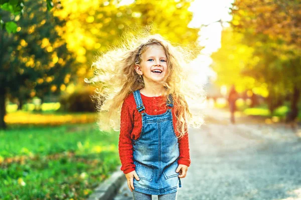 Menina Bonito Com Penteado Encaracolado Vestindo Roupas Casuais Divertindo Parque — Fotografia de Stock