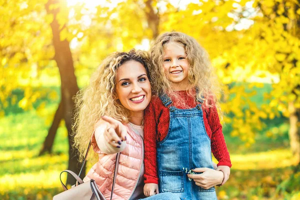 Mor Omfamnar Hennes Lilla Dotter Samtidigt Roligt Höst Park — Stockfoto