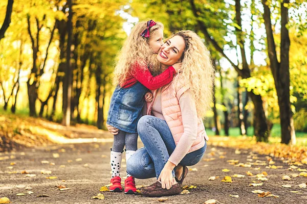 Petite Fille Embrasser Mère Dans Joue Dans Parc Automne — Photo