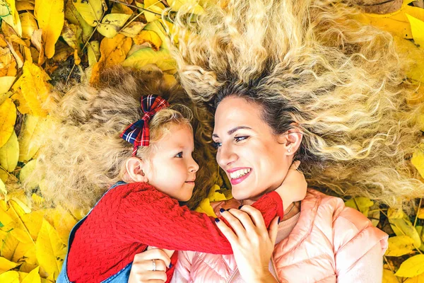 Mère Avec Une Petite Fille Amusant Tout Étant Allongé Sur — Photo