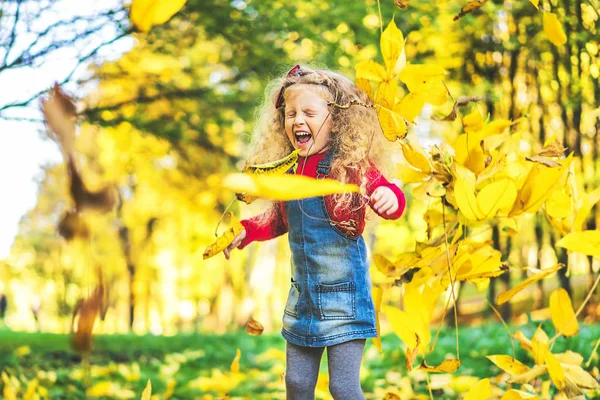 Menina Feliz Divertindo Pulando Parque Outono — Fotografia de Stock
