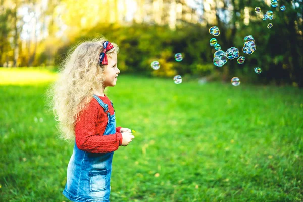 Улыбающаяся Хорошенькая Девочка Веселится Мыльными Пузырями Парке Солнечный День — стоковое фото