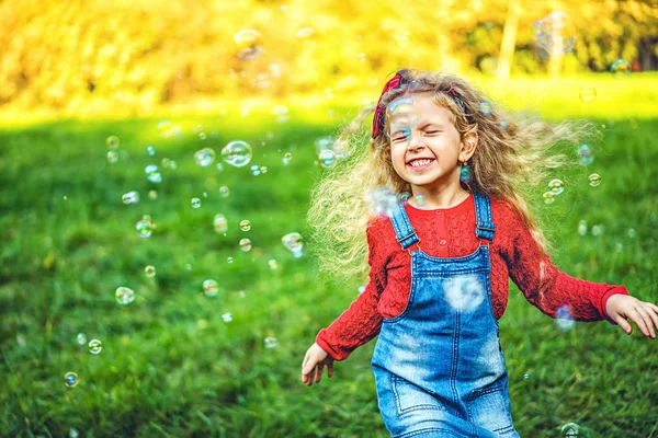 Lachende Vrij Klein Meisje Plezier Met Zeepbellen Park Zonnige Dag — Stockfoto