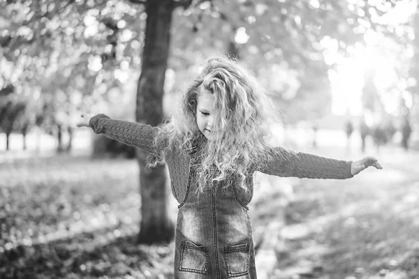 Krásná Holčička Kudrnatý Účes Nosí Ležérní Oblečení Baví Podzim Park — Stock fotografie