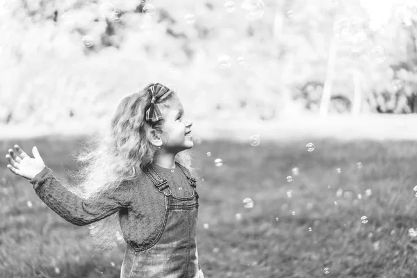 Menina Bonita Brincando Com Bolhas Sabão Parque — Fotografia de Stock