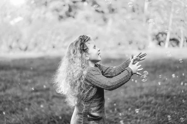 Menina Bonita Brincando Com Bolhas Sabão Parque — Fotografia de Stock