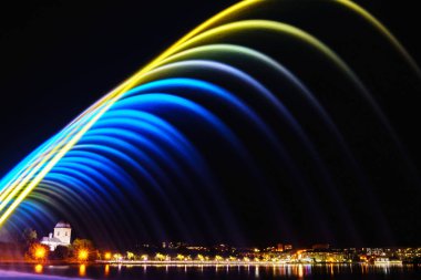 gece vakti, uzun pozlama şehir park parlak renkli çeşmeler 