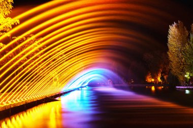 gece vakti, uzun pozlama şehir park parlak renkli çeşmeler 