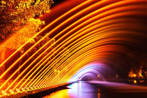Яркие Красочные Фонтаны Городском Парке Ночное Время Длительная Экспозиция — стоковое фото