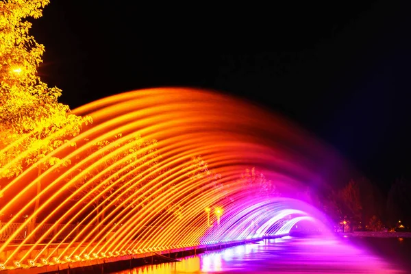Jasne Kolorowe Fontanny Parku Miejskim Porze Nocnej Długi Czas Ekspozycji — Zdjęcie stockowe