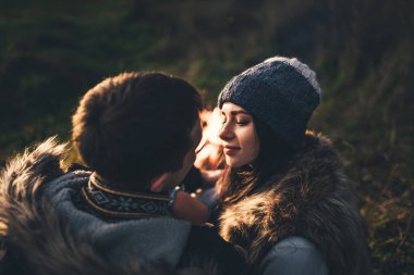 Oldukça genç çift rahatlatıcı zaman akşam, ormandaki şenlik ateşi yakın