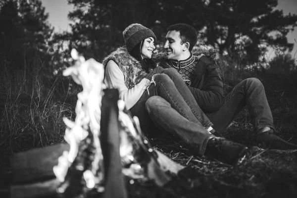 Muito Jovem Casal Relaxante Perto Fogueira Floresta Noite — Fotografia de Stock