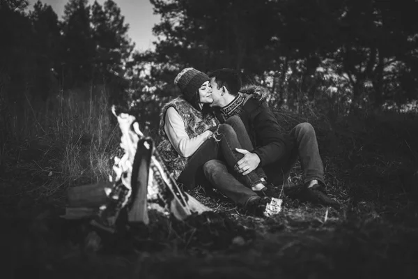 Jolie Jeune Couple Relaxant Près Feu Joie Dans Forêt Heure — Photo