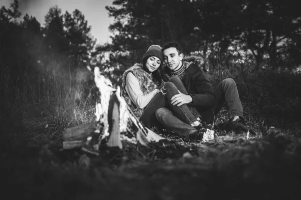 Muito Jovem Casal Relaxante Perto Fogueira Floresta Noite — Fotografia de Stock