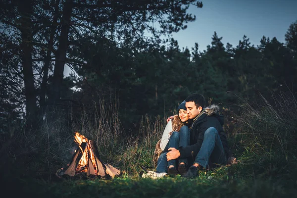 Pretty Young Couple Relaxing Bonfire Forest Evening Time — Stock Photo, Image