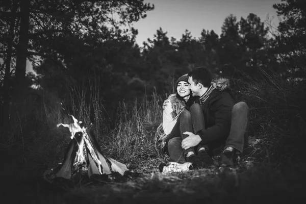 Muito Jovem Casal Relaxante Perto Fogueira Floresta Noite — Fotografia de Stock