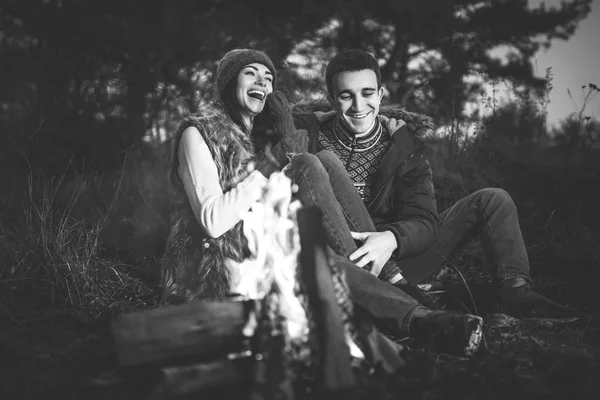 Schönes Junges Paar Entspannt Sich Abends Lagerfeuer Wald — Stockfoto