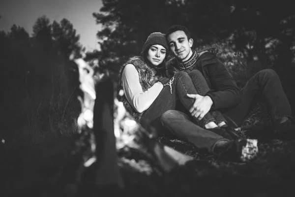 Muito Jovem Casal Relaxante Perto Fogueira Floresta Noite — Fotografia de Stock