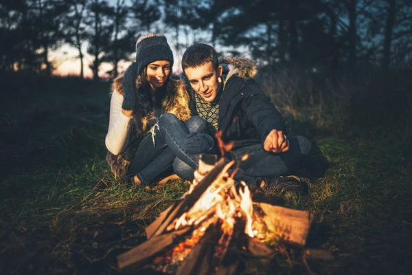 Bonita Pareja Joven Que Relaja Cerca Hoguera Bosque Por Noche — Foto de Stock