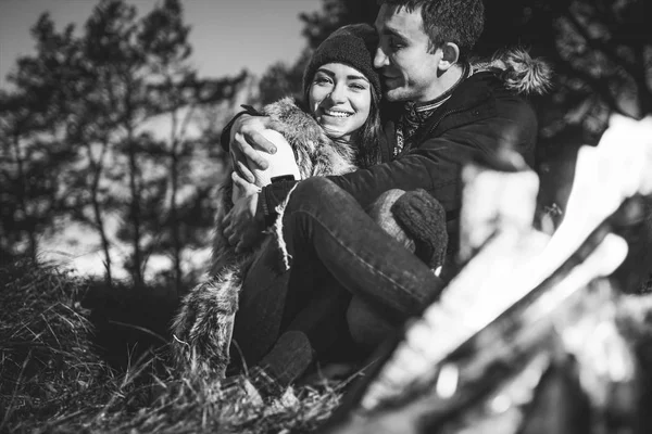 Jolie Jeune Couple Relaxant Près Feu Joie Dans Forêt Heure — Photo